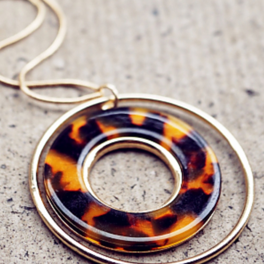 ✅➡️Tortoise Acetate Round Shape Pendant Necklace